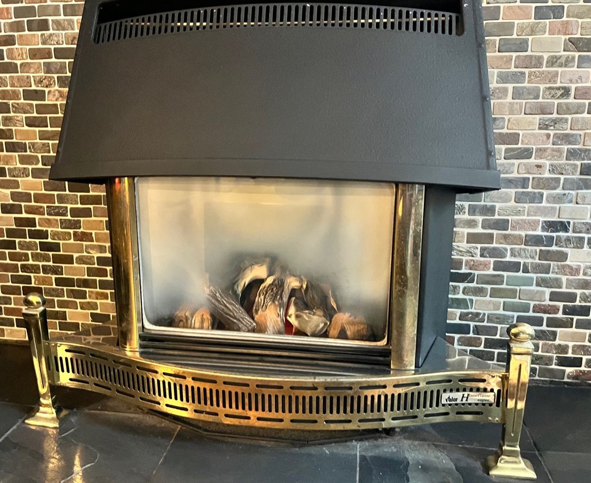 A visibly different curved glass front has a Valor Homeflame Super badge. The badge is not used here to infer an exact model number, year or condition